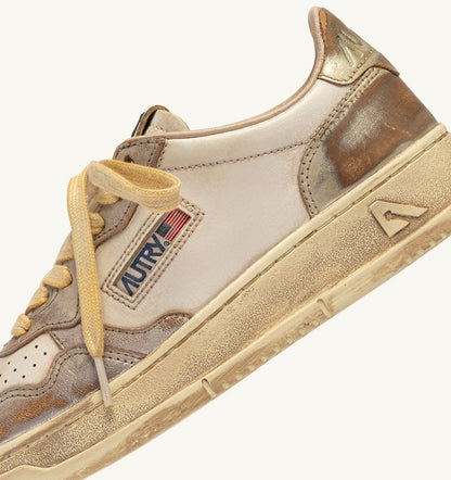 MEDALIST LOW SUPER VINTAGE SNEAKERS IN SILVER AND PLATINUM LEATHER - AUTRY Quality