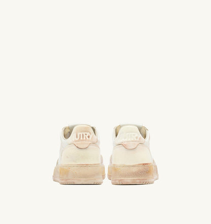 MEDALIST LOW SUPER VINTAGE SNEAKERS IN VANILLA WHITE AND MAUVE LEATHER - AUTRY Everyday