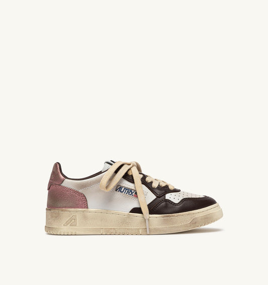 MEDALIST LOW SUPER VINTAGE SNEAKERS IN WHITE, PEONY AND HOT FUDGE LEATHER - AUTRY Great Value