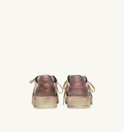 MEDALIST LOW SUPER VINTAGE SNEAKERS IN WHITE, PEONY AND HOT FUDGE LEATHER - AUTRY Great Value