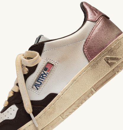MEDALIST LOW SUPER VINTAGE SNEAKERS IN WHITE, PEONY AND HOT FUDGE LEATHER - AUTRY Great Value