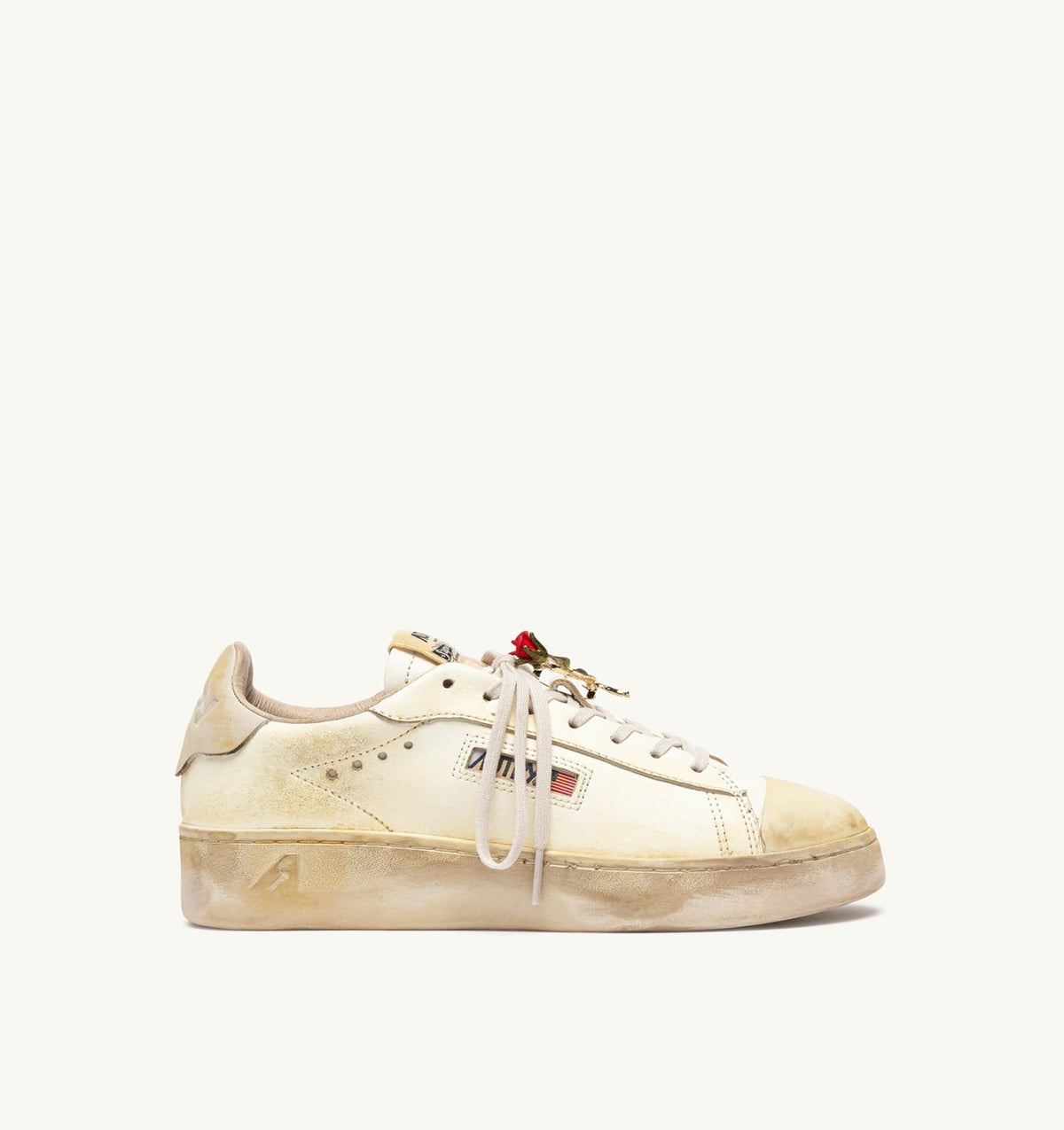 DALLAS LOW SUPER VINTAGE SNEAKERS IN MARSHMALLOW LEATHER WITH CHARM - AUTRY Classic