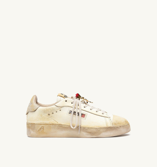 DALLAS LOW SUPER VINTAGE SNEAKERS IN MARSHMALLOW LEATHER WITH CHARM - AUTRY Classic