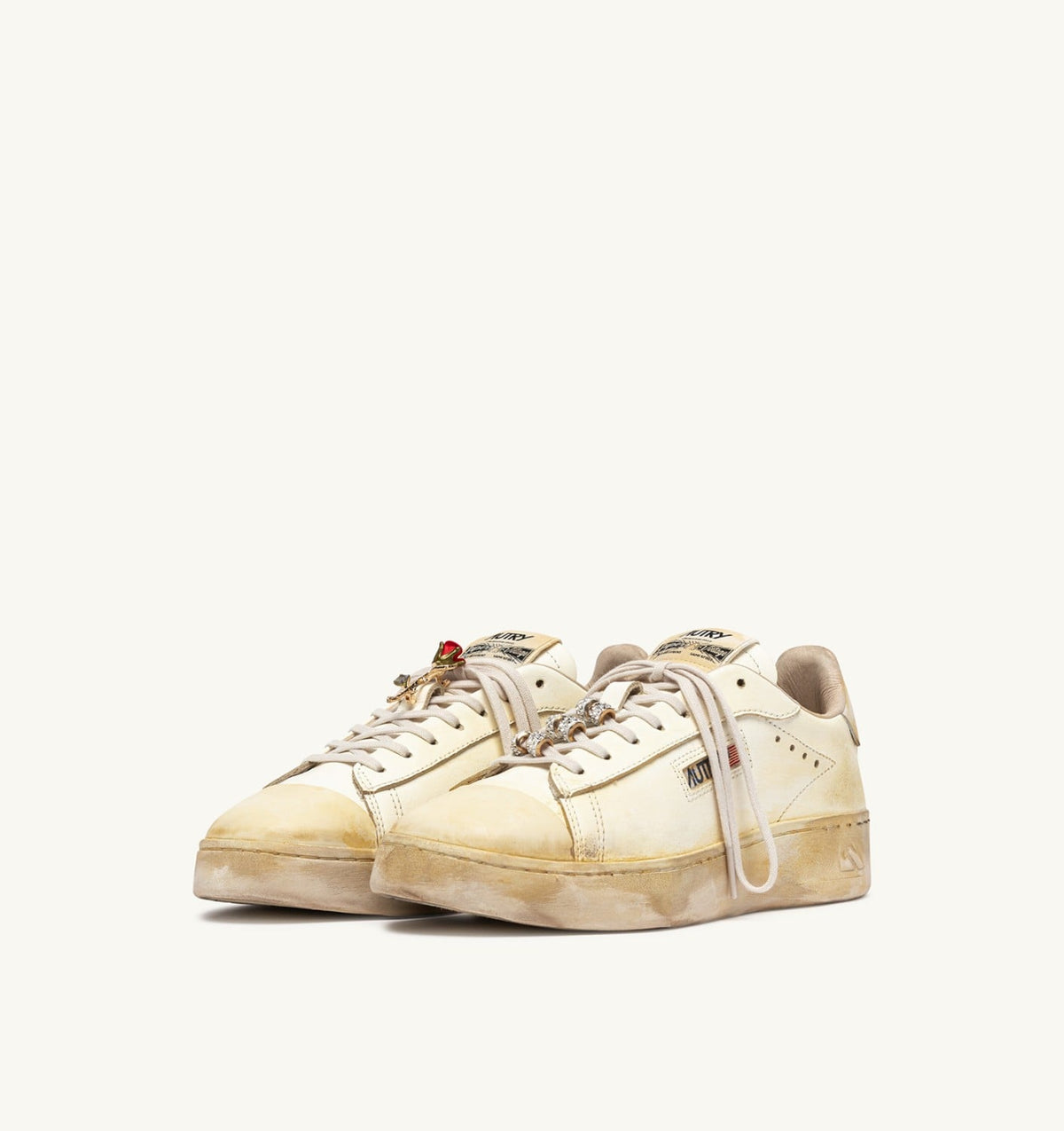 DALLAS LOW SUPER VINTAGE SNEAKERS IN MARSHMALLOW LEATHER WITH CHARM - AUTRY Classic