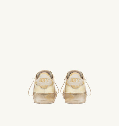 DALLAS LOW SUPER VINTAGE SNEAKERS IN MARSHMALLOW LEATHER WITH CHARM - AUTRY Classic