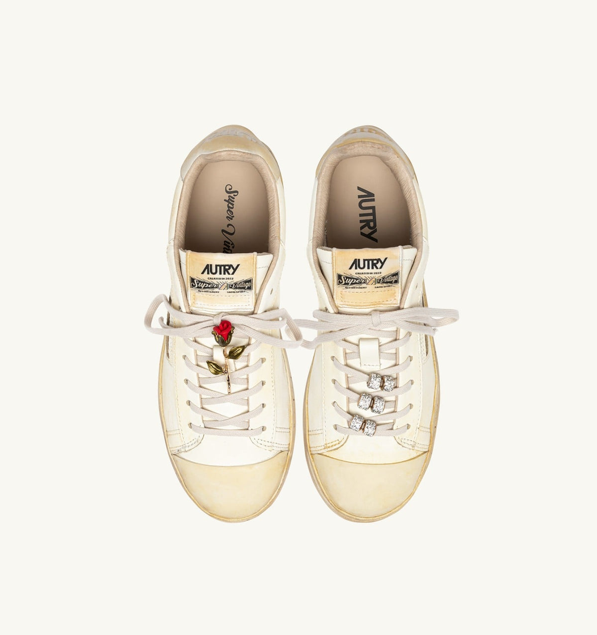 DALLAS LOW SUPER VINTAGE SNEAKERS IN MARSHMALLOW LEATHER WITH CHARM - AUTRY Classic
