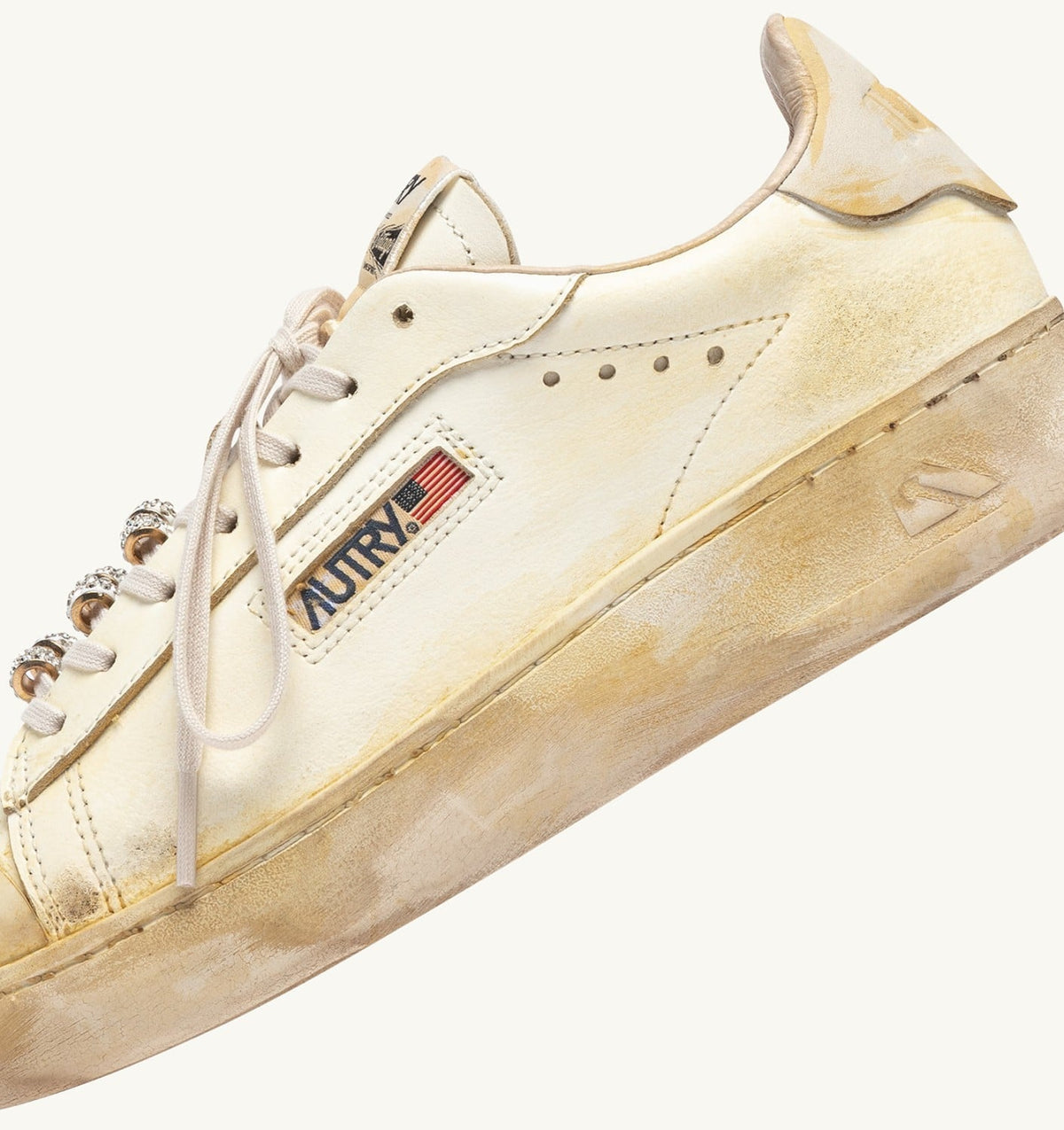 DALLAS LOW SUPER VINTAGE SNEAKERS IN MARSHMALLOW LEATHER WITH CHARM - AUTRY Classic