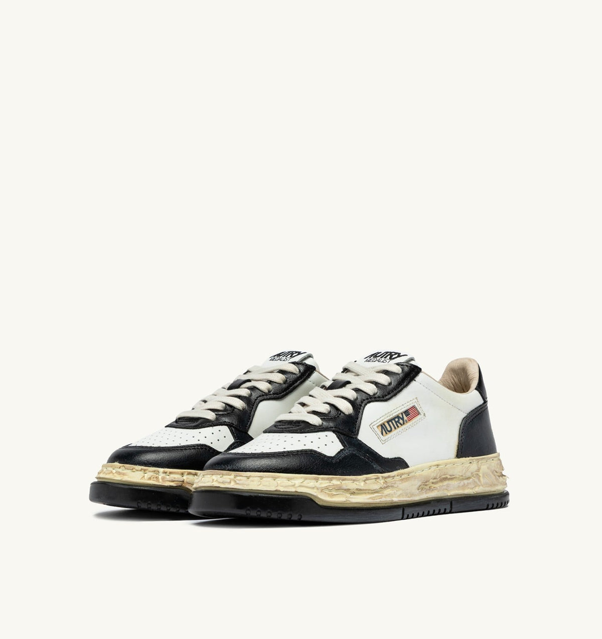 MEDALIST LOW SUPER VINTAGE 'Autry x Maison MIHARA YASUHIRO General Scale.' SNEAKERS IN WHITE AND BLACK LEATHER - AUTRY Quality