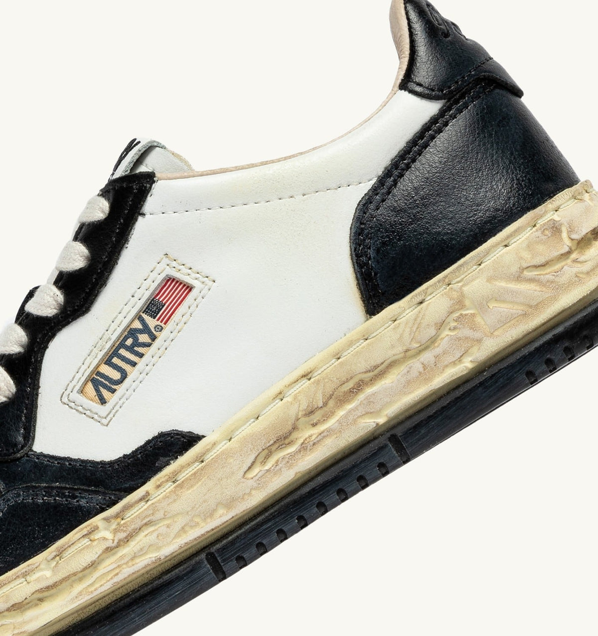 MEDALIST LOW SUPER VINTAGE 'Autry x Maison MIHARA YASUHIRO General Scale.' SNEAKERS IN WHITE AND BLACK LEATHER - AUTRY Quality