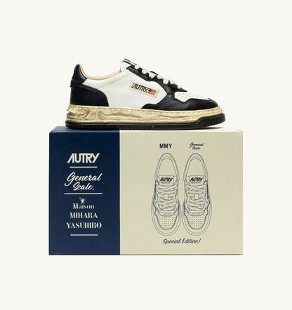 MEDALIST LOW SUPER VINTAGE 'Autry x Maison MIHARA YASUHIRO General Scale.' SNEAKERS IN WHITE AND BLACK LEATHER - AUTRY Quality