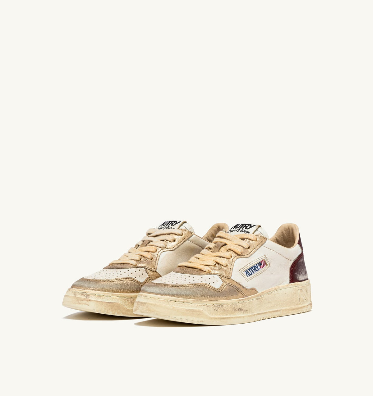 MEDALIST LOW SUPER VINTAGE SNEAKERS IN PLATINUM AND VIOLET BRUSHED LEATHER - AUTRY Essential
