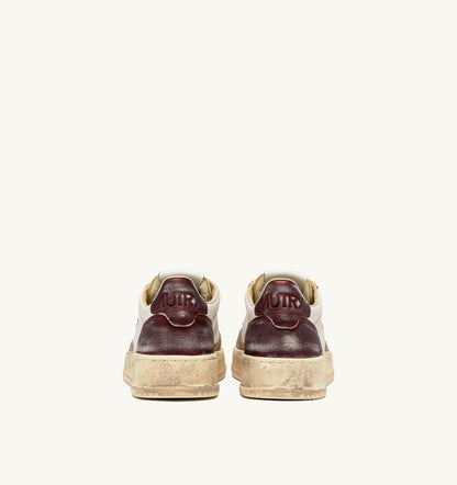 MEDALIST LOW SUPER VINTAGE SNEAKERS IN PLATINUM AND VIOLET BRUSHED LEATHER - AUTRY Essential