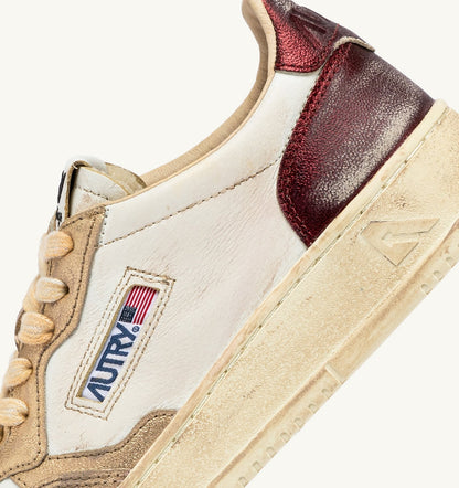 MEDALIST LOW SUPER VINTAGE SNEAKERS IN PLATINUM AND VIOLET BRUSHED LEATHER - AUTRY Essential