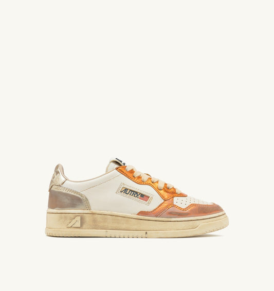 MEDALIST LOW SUPER VINTAGE SNEAKERS IN PLATINUM AND ORANGE LEATHER - AUTRY Great Value