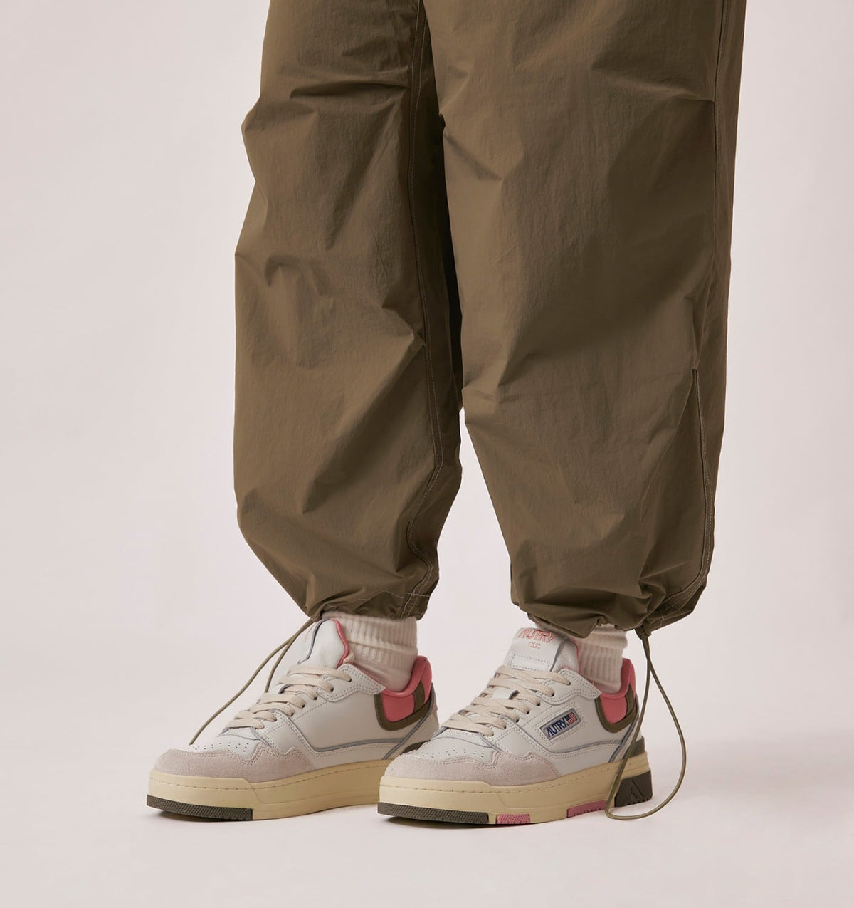 CLC LOW SNEAKERS IN WHITE AND GERANIUM LEATHER SUEDE - AUTRY Essential