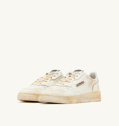 MEDALIST LOW SUPER VINTAGE SNEAKERS IN WHITE LEATHER - AUTRY Classic