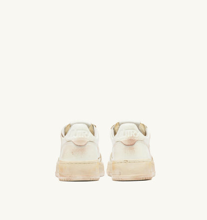 MEDALIST LOW SUPER VINTAGE SNEAKERS IN WHITE LEATHER - AUTRY Classic