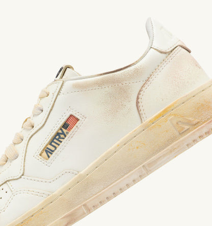 MEDALIST LOW SUPER VINTAGE SNEAKERS IN WHITE LEATHER - AUTRY Classic