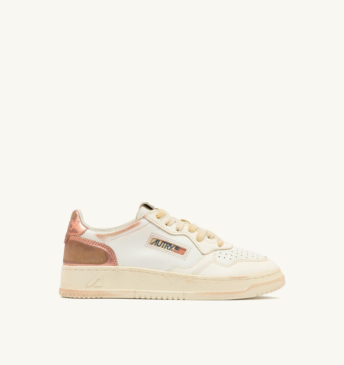 MEDALIST LOW SUPER VINTAGE SNEAKERS IN WHITE SALMON AND VANILLA LEATHER - AUTRY Essential