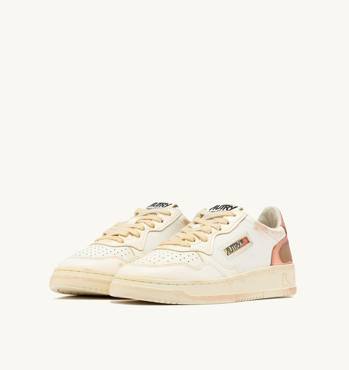 MEDALIST LOW SUPER VINTAGE SNEAKERS IN WHITE SALMON AND VANILLA LEATHER - AUTRY Essential