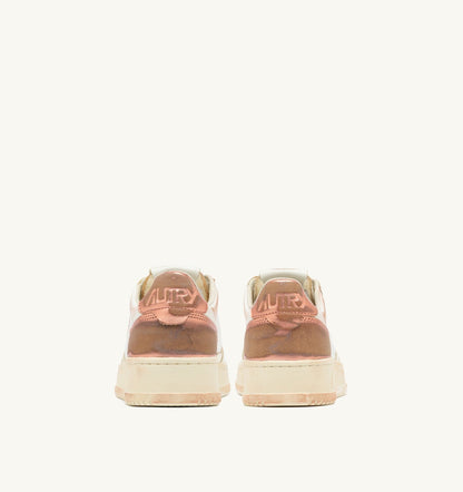 MEDALIST LOW SUPER VINTAGE SNEAKERS IN WHITE SALMON AND VANILLA LEATHER - AUTRY Essential
