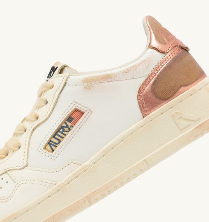 MEDALIST LOW SUPER VINTAGE SNEAKERS IN WHITE SALMON AND VANILLA LEATHER - AUTRY Essential