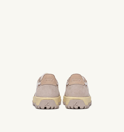 WILDPACE LOW SNEAKERS IN WHISPER WHITE AND SAND DRAGON MESH AND SUEDE - AUTRY Quality