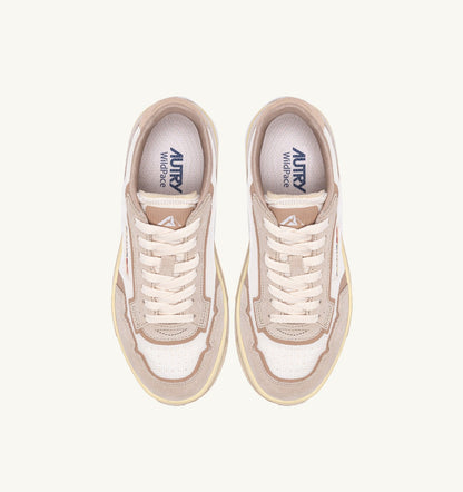 WILDPACE LOW SNEAKERS IN WHISPER WHITE AND SAND DRAGON MESH AND SUEDE - AUTRY Quality