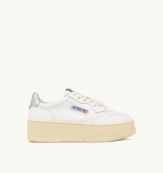 MEDALIST PLATFORM SNEAKERS IN WHITE AND METALIZED SILVER LEATHER - AUTRY Everyday