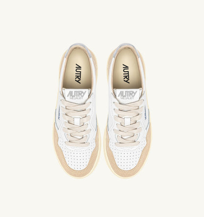 MEDALIST PLATFORM SNEAKERS IN SILVER AND WHITE SUEDE AND LEATHER - AUTRY Classic