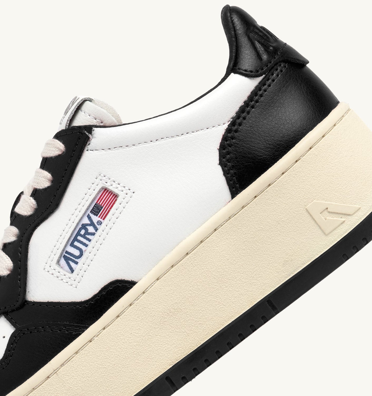 MEDALIST PLATFORM SNEAKERS IN WHITE AND BLACK LEATHER - AUTRY Everyday
