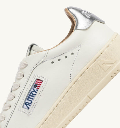 DALLAS LOW SNEAKERS IN WHITE AND SILVER LEATHER - AUTRY Classic
